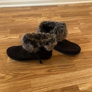 Madden Girl Blk Faux Fur Moccasin Booties. New w/o Tags. Cute & Great Condition!